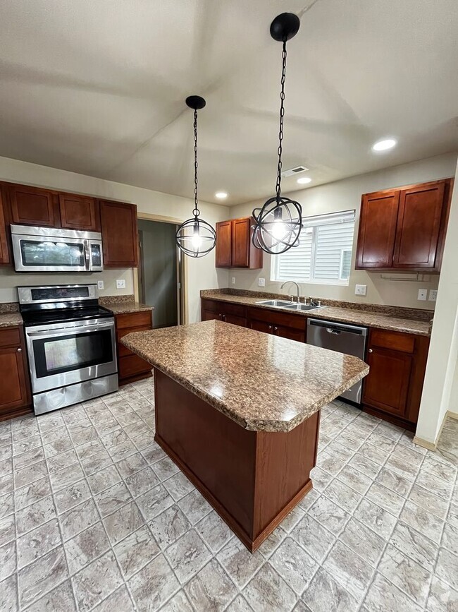 Building Photo - Gorgeous House in a Family-Friendly neighb...