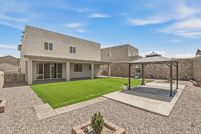 Photo - 3 bedroom with flex room available in Horizon City