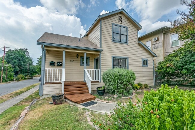 Charming 2-Bedroom Duplex in Alta Vista - Charming 2-Bedroom Duplex in Alta Vista Townhome