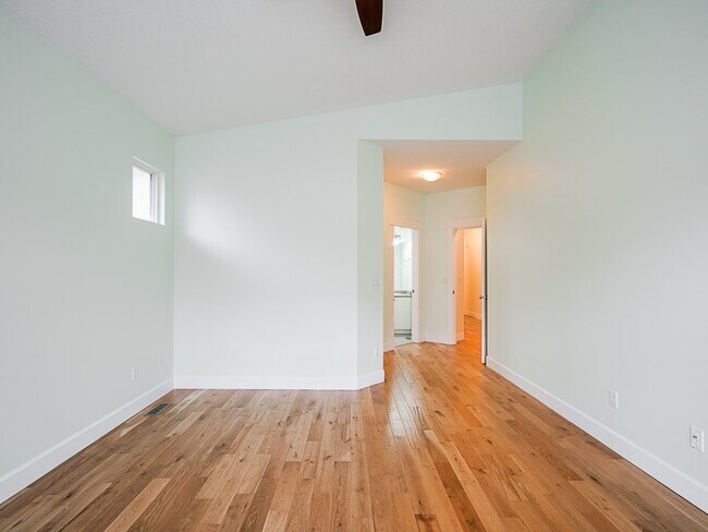 Photo - 6932 197B St