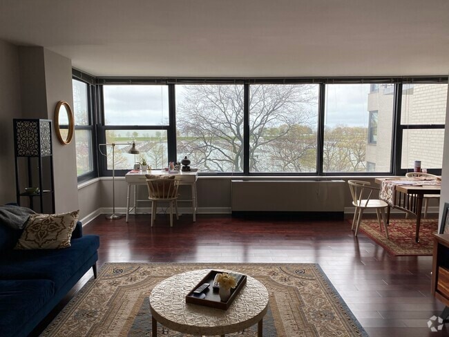 Building Photo - 3440 N Lake Shore Dr Unit 5D Rental