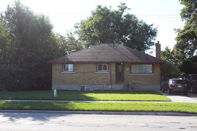 Photo - 158 Meadowlands Dr W