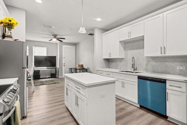 Photo - 8534 Woodlyn Rd