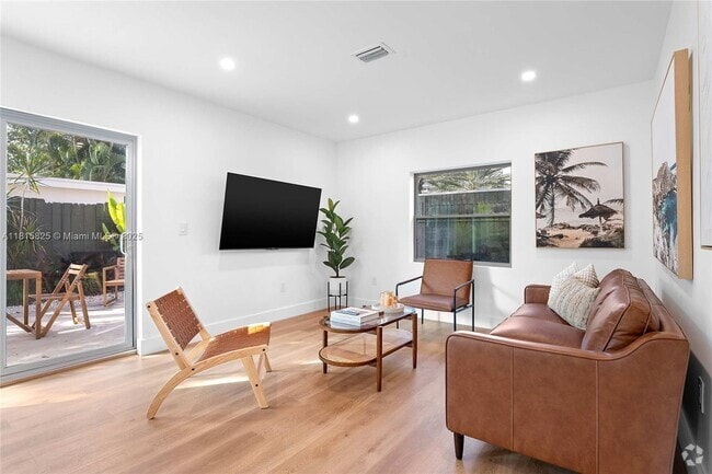 Building Photo - 921 NE 16th Terrace Unit 2 Rental