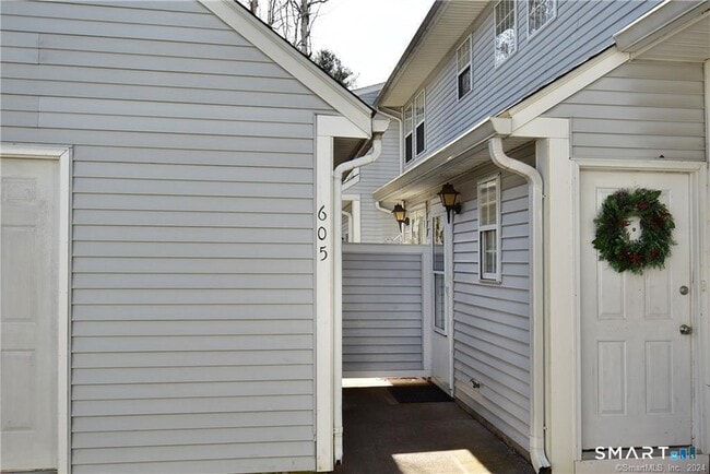 Building Photo - 605 Spring Meadow Rd Unit 605