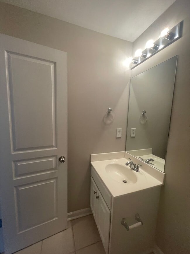 Building Photo - 06-205 Fisher Unit 06-205 - B