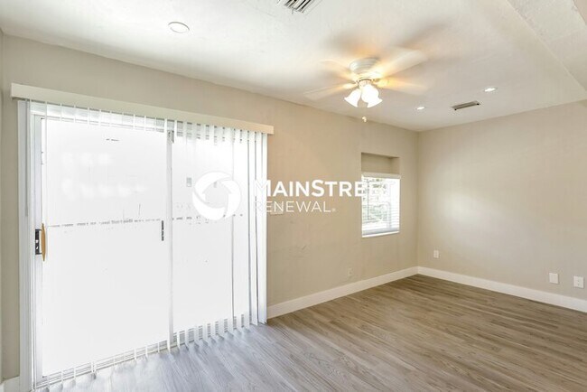 Photo - 2 Bedroom Pet-Friendly Home in Hollywood, ...