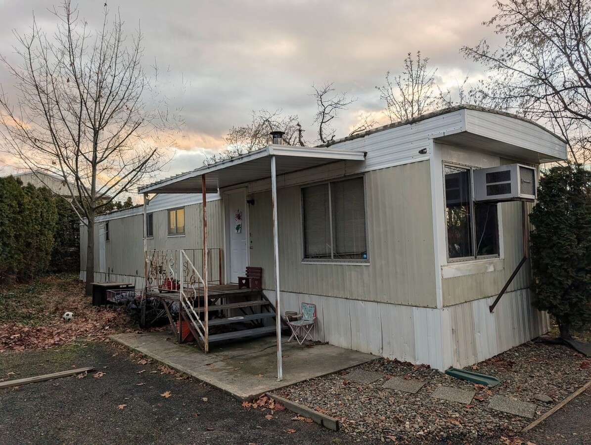 1 Bedroom (Plus Bonus Room) 1 Bath Trailer... - 1 Bedroom (Plus Bonus Room) 1 Bath Trailer... House