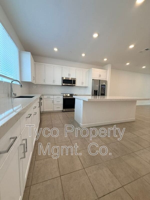 784 Vada St