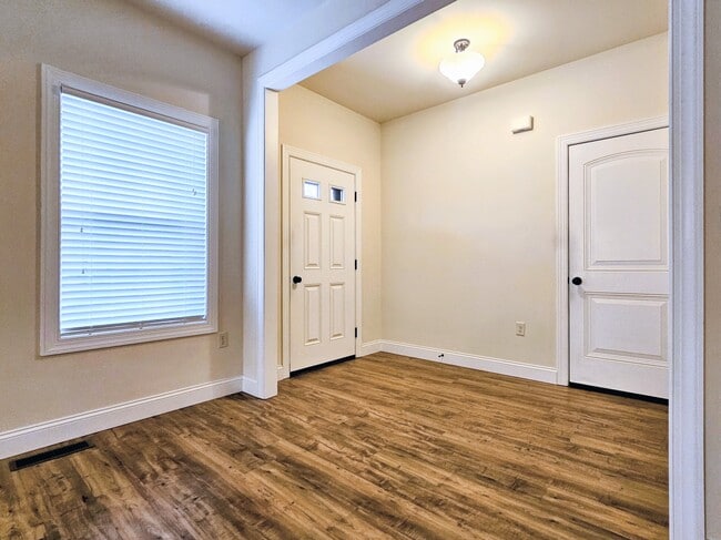 Photo - 361 Cedar Holw