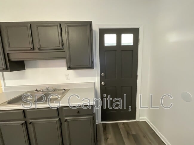 Building Photo - 122 Ann St