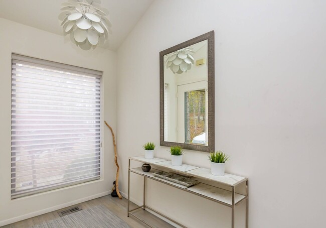 Photo - 15 Jonathan Dr