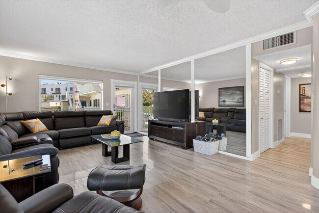 Photo - 999 N Riverside Dr Unit 2