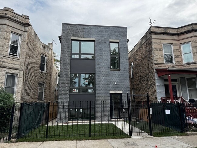 Building Photo - 623 N Hamlin Ave Unit 2