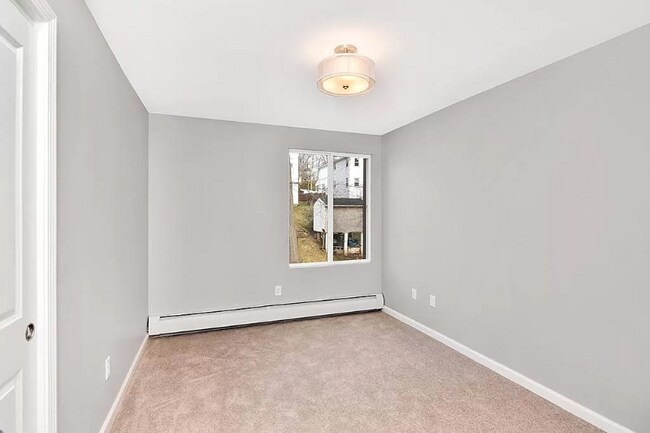 Photo - 192 Allen St