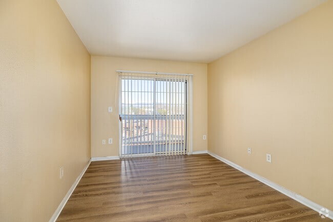 1BR, 1BA - 700SF - Living Room