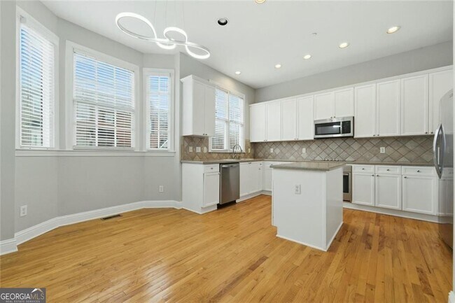 Photo - 319 Creekbank Way SE
