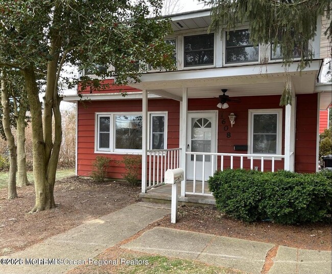 Building Photo - 1608 Bay Ave