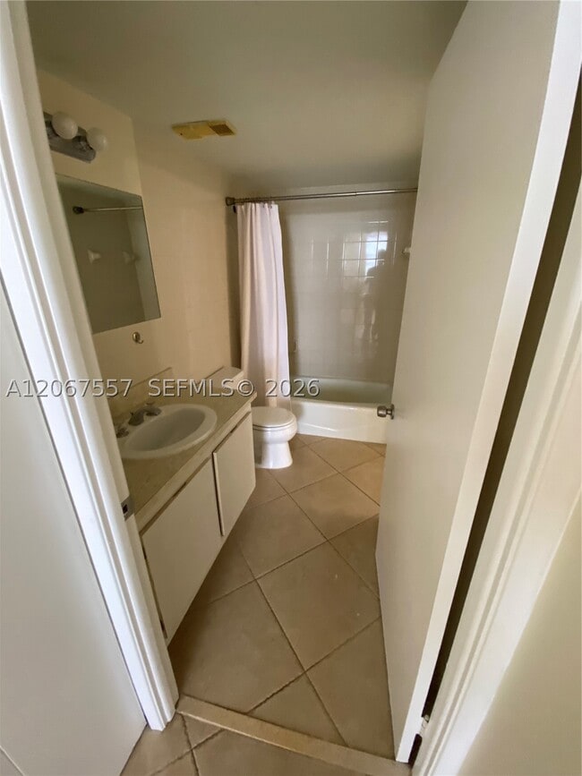Building Photo - 1470 NE 123rd St Unit A1406