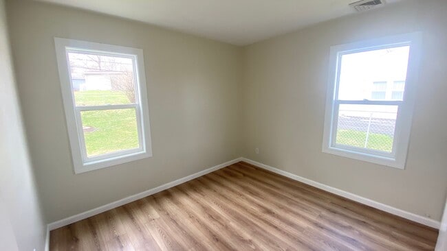 Photo - Beautiful 3 Bedroom Home & Large Garage!