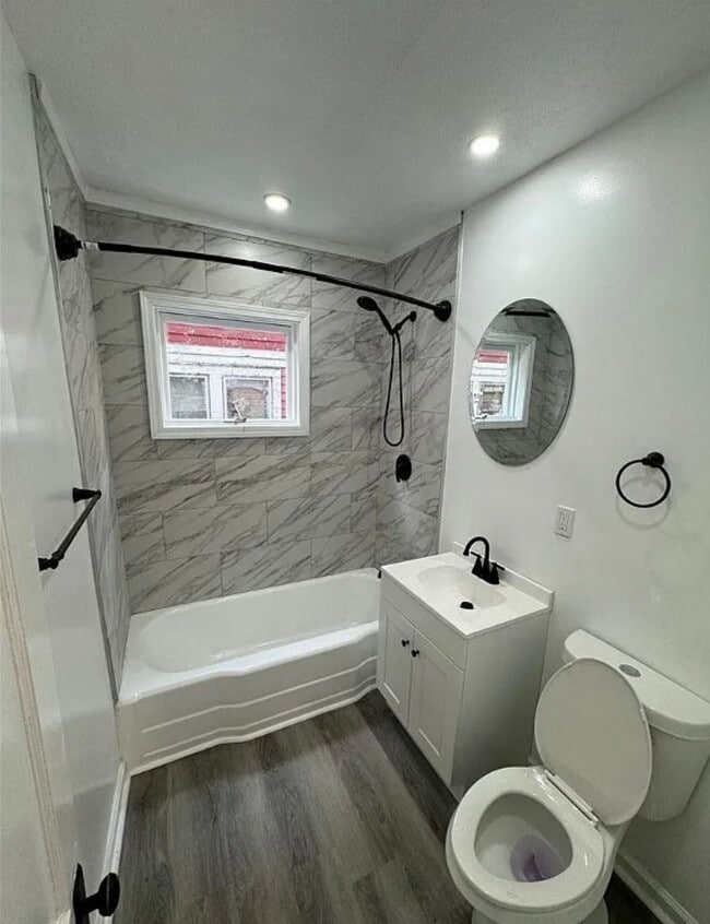 Photo - 3732 E 144th St Unidad Down