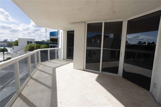 4779 Collins Ave Unit 504