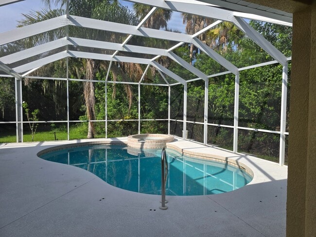 Building Photo - Tropical Hideaway