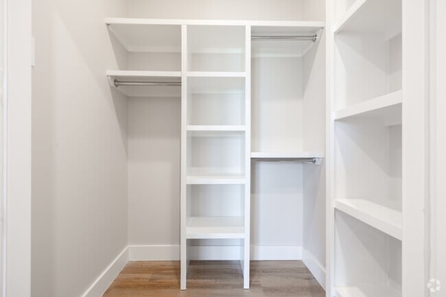 3BR, 2BA - 1,000SF - Primary Bedroom Walk-In Closet