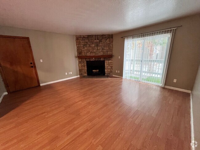 Building Photo - Large 3-bedroom 2 Bathroom in Robinwood! Unit 102 Rental