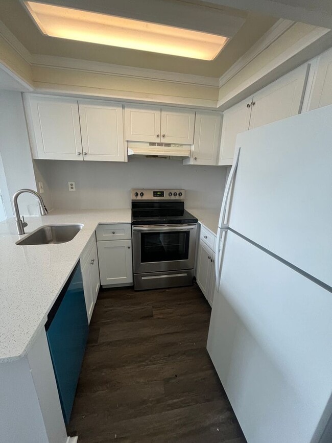 Building Photo - One Bedroom One Bathroom! WATERFRONT COMMUNITY! Unit 21