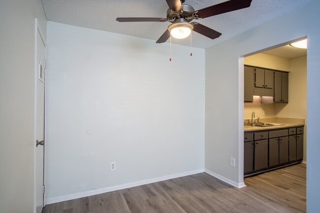 Photo - Crossroads Apartments