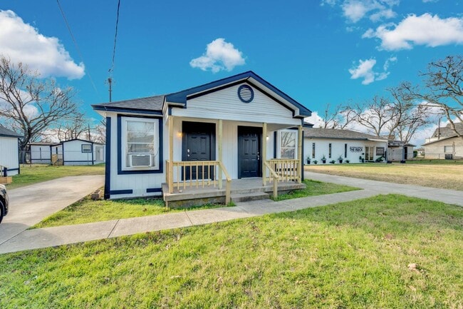 Photo - 418 E Avenue F