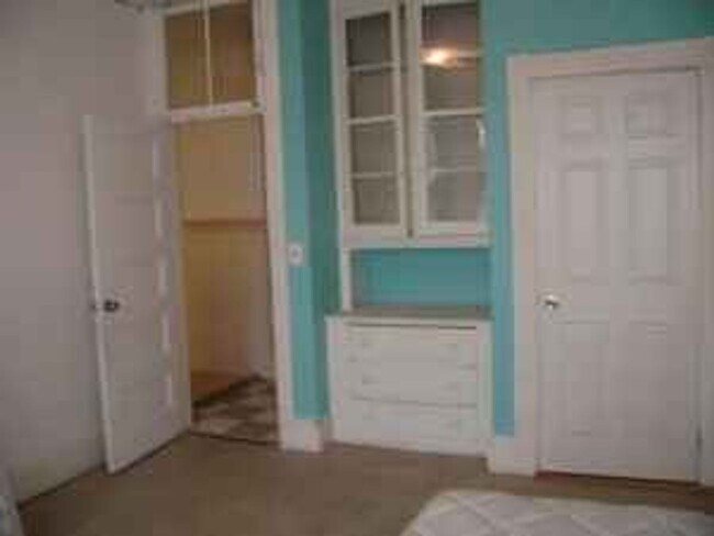 Building Photo - Great Deal; Easily Access BU and B Line or... Rental