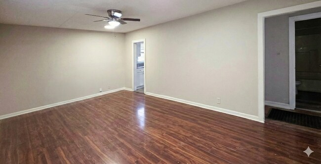 Photo - 2045 White Oak Cir