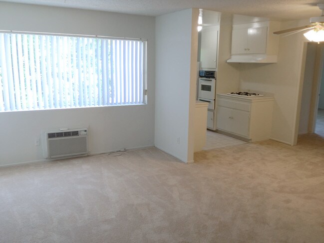 Photo - 5000 Woodman Ave