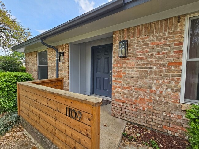 Photo - 1109 W Redbud Dr