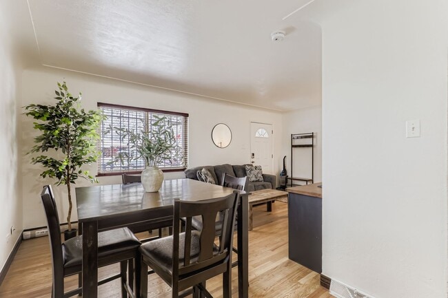 Sala/comedor - 3540 Newport St