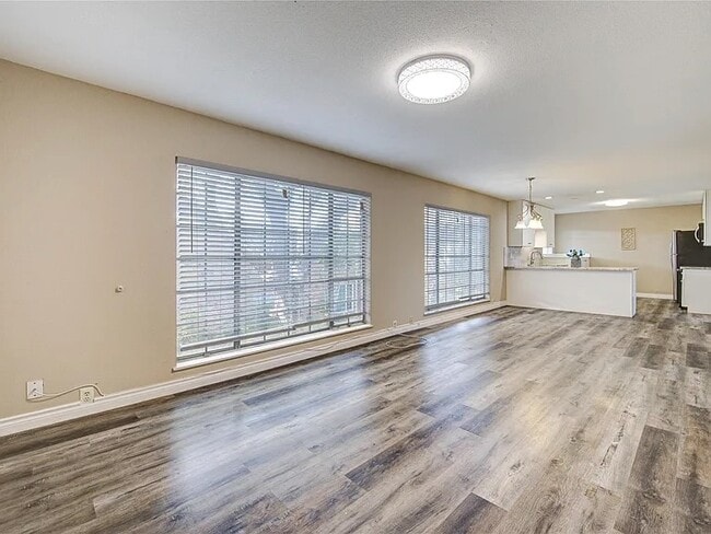 Bright nature light in living room - 2101 Fountain View Dr Unit B