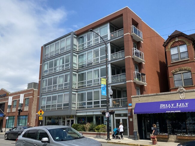Building Photo - 744 W Fullerton Ave Unit 401