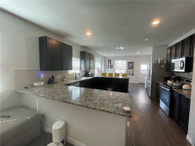 Photo - 985 Marquis Dr