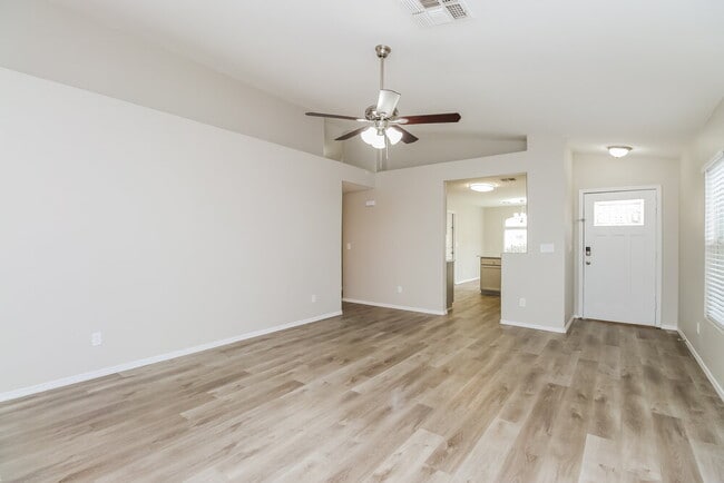 Photo - 869 E Laredo St