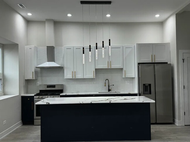 Building Photo - 3214 W Lawrence Ave Unit 2B