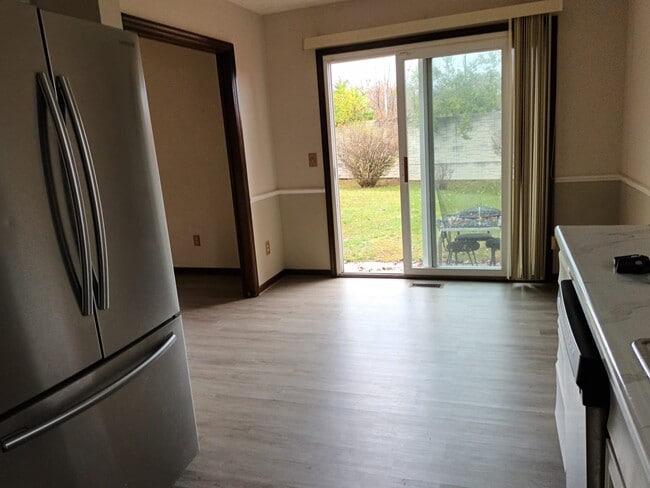 Photo - 812 Linworth Rd E