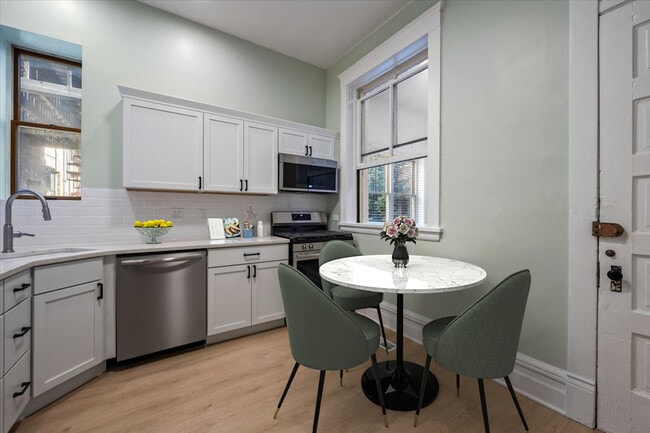 Photo - 709 W Roscoe St