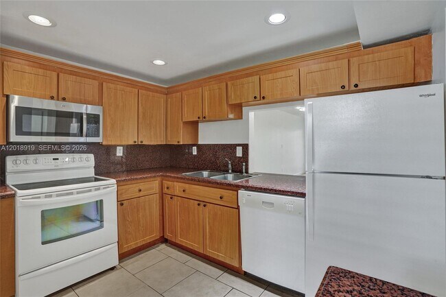 Photo - 1601 NE 191st St Unidad B112