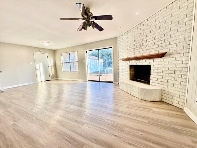 Building Photo - 1102 Serenada Dr