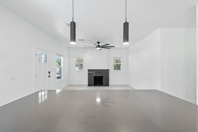 Building Photo - 840 E 6th St