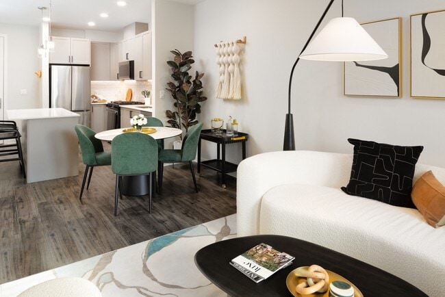 Sala de estar y comedor con piso de superficie dura. - Avalon Princeton on Harrison