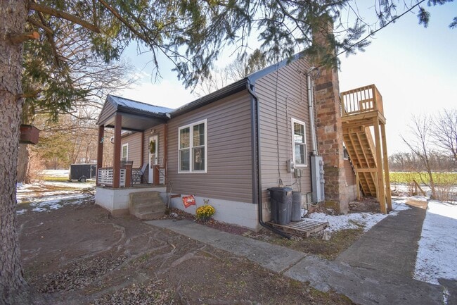 Building Photo - Studio Apartment in Mill Hall Close to Greenhouse!