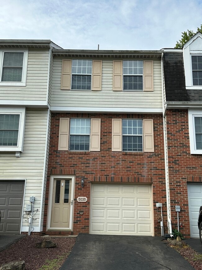 Building Photo - 5035 Hamilton Dr Rental